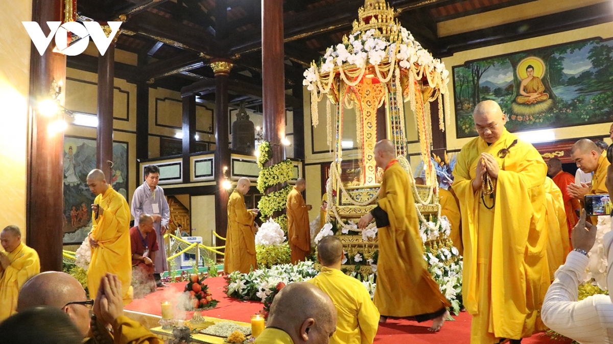 Hàng ngàn người chiêm bái Xá lợi Phật tại Đà Nẵng
